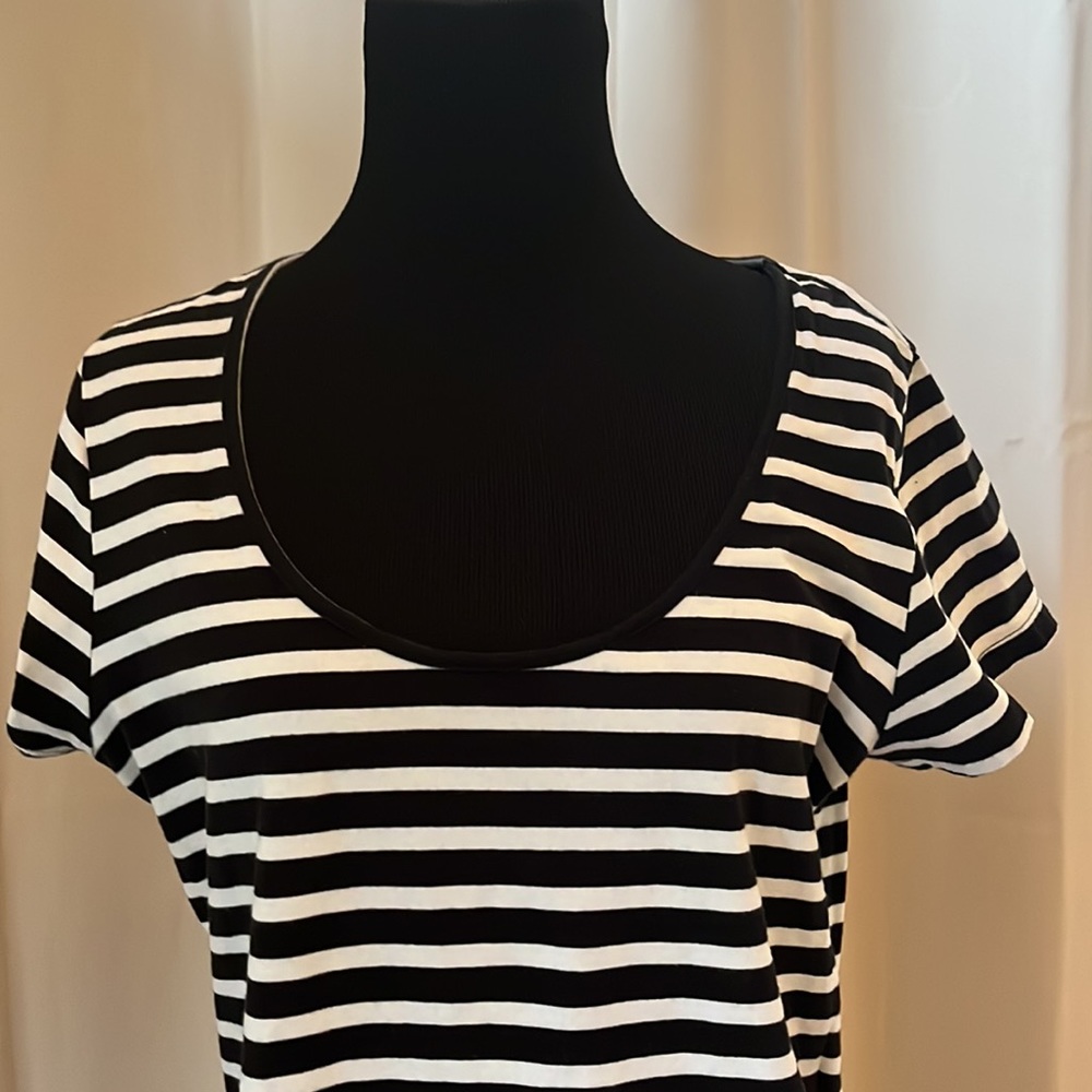 Old Navy Fitted T-Shirt - Picture 2 of 7